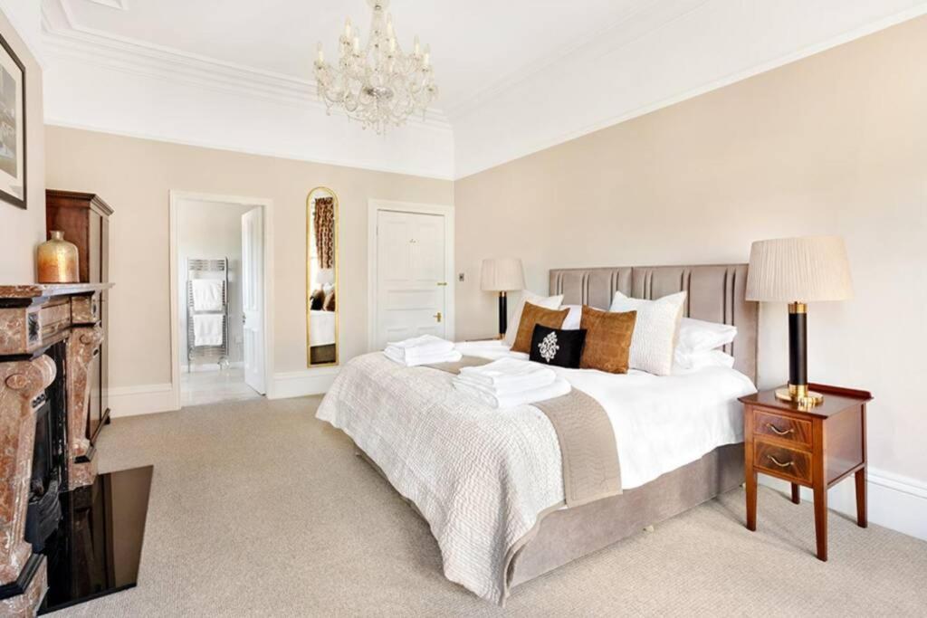 Central Harrogate Townhouse Apartment With Parking Dış mekan fotoğraf