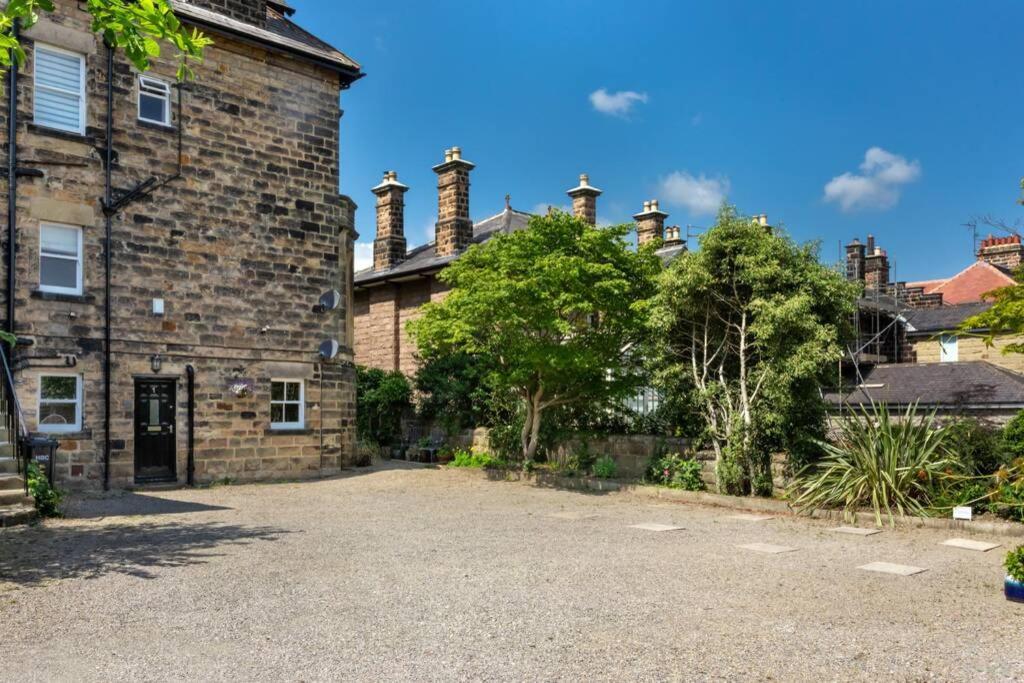 Central Harrogate Townhouse Apartment With Parking Dış mekan fotoğraf